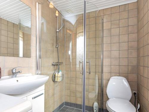 ロッケンにあるThree-Bedroom Holiday home in Løkken 28のバスルーム(シャワー、トイレ、シンク付)