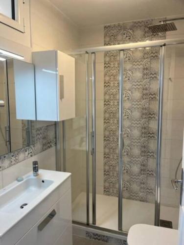 une salle de bain avec une douche, des toilettes et un lavabo dans l'établissement Appart cosy calme Coté port & plage Canet, à Canet