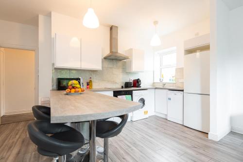 Central Dublin Apartment Near Guinness & Heuston Station tesisinde mutfak veya mini mutfak