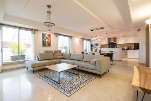 un salon avec un canapé et une table dans l'établissement Chauvain Résidence, à Nice