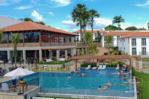 grupa osób w basenie w hotelu w obiekcie Resort Quinta Santa Bárbara OFICIAL w mieście Pirenópolis