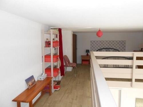 Cette chambre comprend un lit et un bureau. dans l'établissement T2 + mezzanine avec balcon, parking privatif à Saint-Hilaire-de-Riez - FR-1-324-447, à Saint-Hilaire-de-Riez