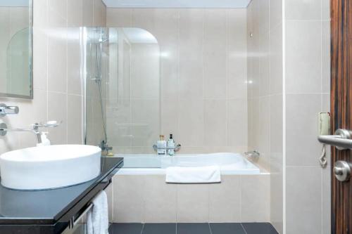 Koupelna v ubytování Cozy 2BDR in Jumeirah Lakes Towers