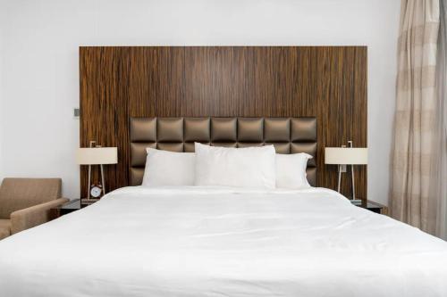 Postel nebo postele na pokoji v ubytování Cozy 2BDR in Jumeirah Lakes Towers