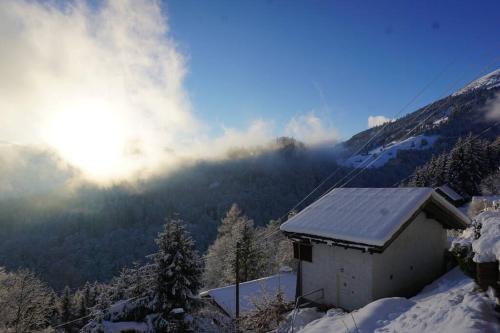 a small house in the snow on a mountain at HERZLI-CHALET über dem Rheintal mit Schlossblick in Werdenberg