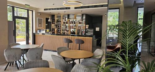 een restaurant met 2 tafels en stoelen en een bar bij Emilia Romana Park in Sunny Beach