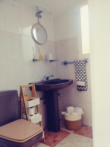 uma casa de banho com um lavatório e um espelho em casa roja marbella em Marbella