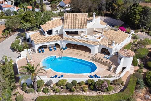 z góry widok na dom z basenem w obiekcie Villa Canto dos Buzios w mieście Carvoeiro