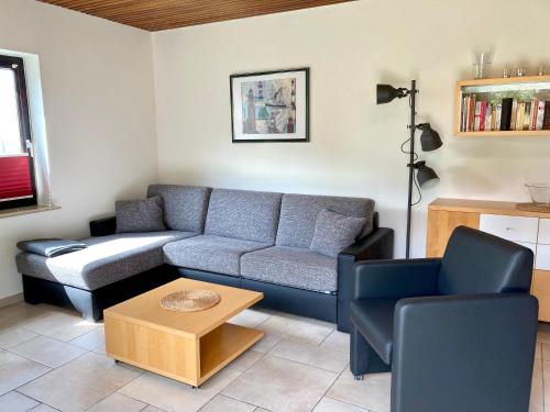 ein Wohnzimmer mit einem Sofa und einem Tisch in der Unterkunft Haus Wilhelmi Wilhelmi Whg 4 in Wangerooge