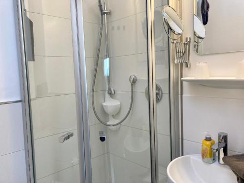 La salle de bains est pourvue d'une douche et d'un lavabo. dans l'établissement Ausguck, à Wangerooge