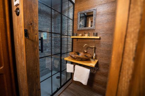 a bathroom with a sink and a mirror at Gypsy Hill in Międzylesie