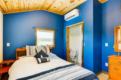 1 dormitorio con paredes azules y 1 cama en Northeast Texas Vacation Rental about 6 Mi to Commerce, en Commerce
