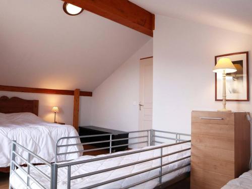 une chambre avec un lit et une commode dans l'établissement Duplex aux Orres 1800 avec Balcons – 3 Pièces pour 8 Personnes - FR-1-322-325, aux Orres