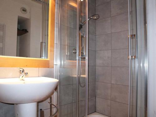 a bathroom with a sink and a shower at Appartement Les Orres, 3 pièces, 8 personnes - FR-1-322-325 in Les Orres