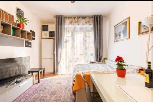 Habitación pequeña con cama y ventana en Camera privata nell'appartamento in zona residenziale con 2 piscine en Rapallo