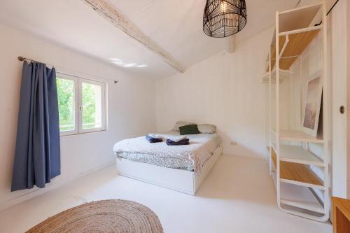 une chambre avec un lit et une étagère dans l'établissement L'Aixquis - T2, Vieille Ville, à Aix-en-Provence