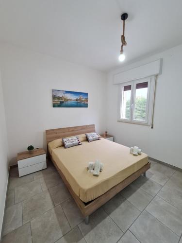 Un dormitorio con una cama grande y una ventana en Appartamenti Mirante, en Campomarino