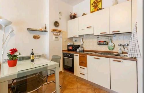 a kitchen with white cabinets and a counter top at Camera privata nell'appartamento in zona residenziale con 2 piscine in Rapallo