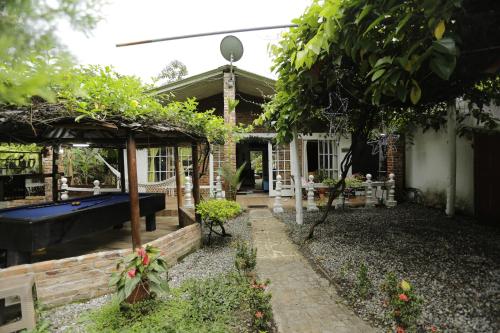 un patio trasero con piscina y una casa en Casa Finca Sancami 1, en Guamal