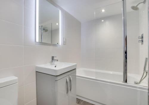 bagno bianco con lavandino e doccia di 9 Teetotal Street a St Ives