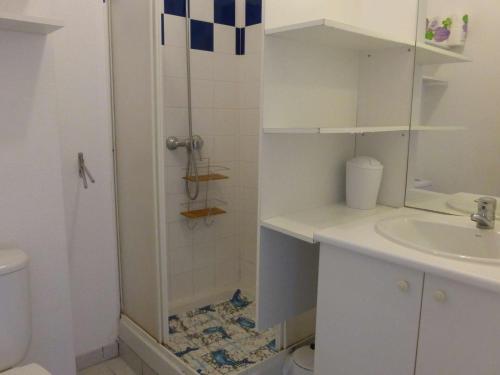 baño pequeño con ducha y lavamanos en Maison Saint-Gilles-Croix-de-Vie, 3 pièces, 6 personnes - FR-1-224-751, en Saint Gilles Croix de vie