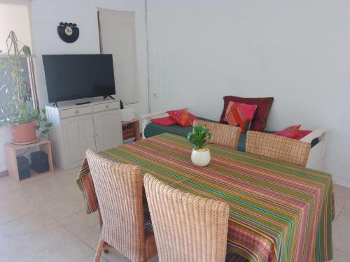 sala de estar con mesa y sofá en Como en casa en Gualeguaychú