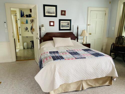 a bedroom with a bed with a quilt on it at Northey Street House in Salem