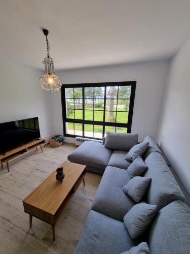 ein Wohnzimmer mit Sofa und Tisch in der Unterkunft Espasante Beach Resort in O Porto de Espasante