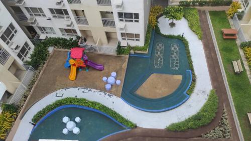 uma vista aérea de um parque infantil num edifício de apartamentos em Davao Vacation Hub near Sasa ferry terminal with netflix,Wifi, pool access em Davao