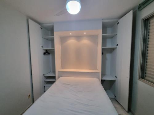 una cabina armadio vuota con un letto dentro di Estúdio Beira Mar a Florianópolis