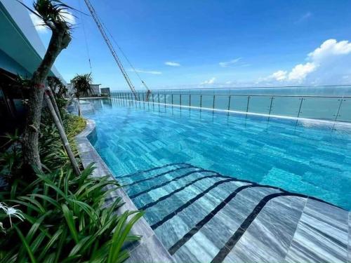 uma piscina com vista para o oceano em Sala Hotel - The Sóng Vũng Tàu em Vung Tau