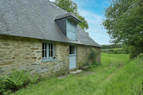 an old stone house with a window on the side of it at Le Moulin neuf in Alexain