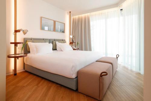 Postel nebo postele na pokoji v ubytování Laguna Faro Suites - Adults Only
