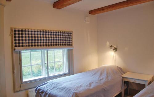 グレンナにあるBeautiful Home In Grnna With 4 Bedrooms And Wifiのベッドルーム(ベッド1台、窓付)