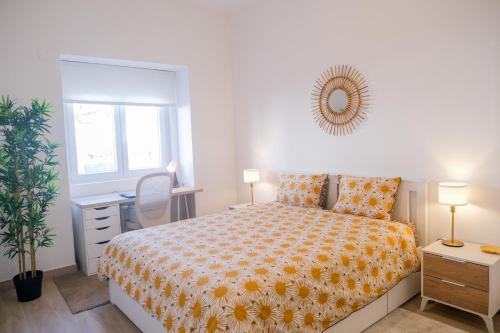 een slaapkamer met een bed, een bureau en een spiegel bij Cozy & Bright Lisbon-O campo na cidade in Lissabon