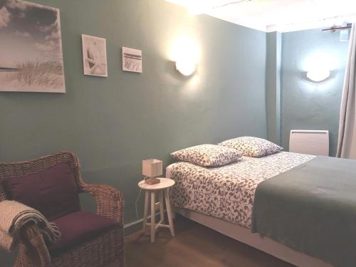 - une petite chambre avec un lit et une chaise dans l'établissement 2 bedrooms 2 bathrooms apartment in Old Antibes, à Antibes