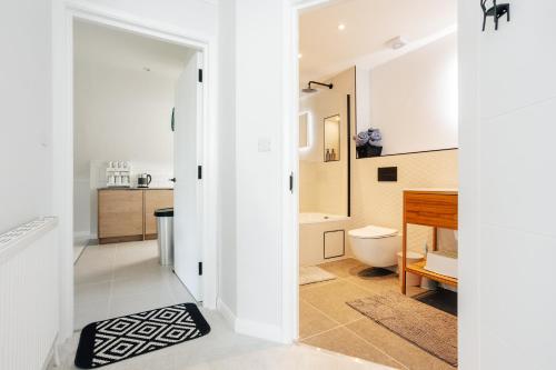 Ένα μπάνιο στο Luxury central apartment sleeps 7 guests with free parking and Netflix
