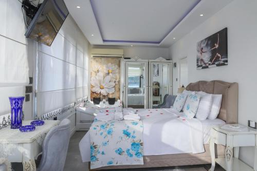 sypialnia z łóżkiem, stołem i telewizorem w obiekcie Dantela Butik Hotel w mieście Çeşme