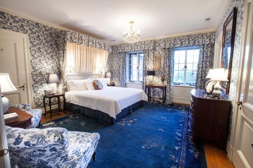 1 dormitorio con 1 cama y alfombra azul en Winthrop Estate 12K SF 32 Acres, en Lenox
