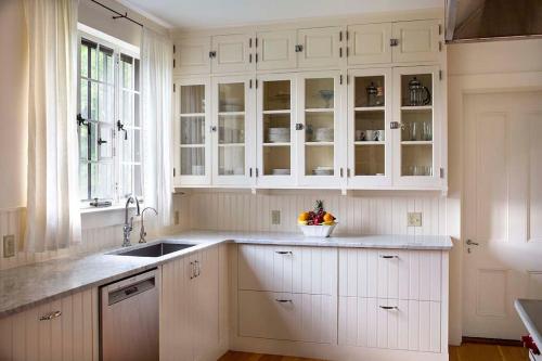 una cocina blanca con armarios blancos y fregadero en Winthrop Estate 12K SF 32 Acres, en Lenox