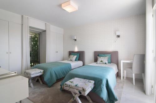 ein Krankenhauszimmer mit 2 Betten und einem Fenster in der Unterkunft Sweet Home Albufeira in Albufeira