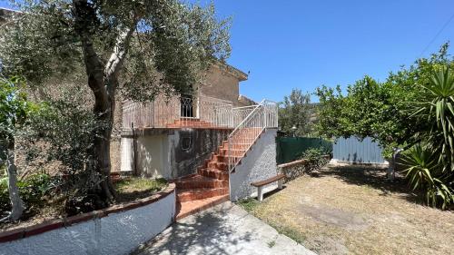 una escalera de ladrillo que conduce a una casa con un banco en Viola's House en Marina di Fuscaldo