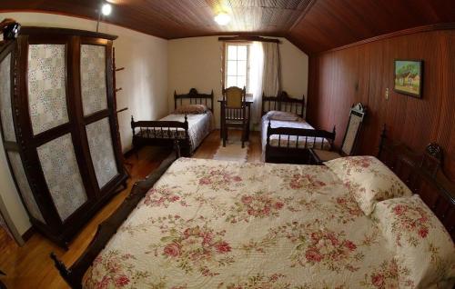 坎普阿萊格里的住宿－Hospedaria 71，一间卧室配有两张床和两把椅子