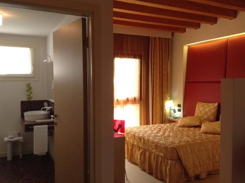 a hotel room with a bed and a bathroom at Relais Villa Annamaria Bed end Breakfast in Istrana