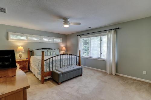 - une chambre avec un lit et une fenêtre dans l'établissement 37 Red Oak Rd, à Île de Hilton-Head
