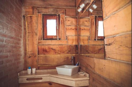 baño con lavabo y pared de ladrillo en Cabañas del Peñon 1 - 2 dorm en La Cumbrecita