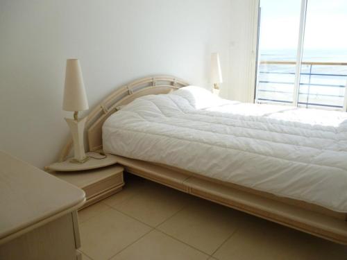 um quarto com uma cama grande e uma janela em Appartement La Baule, 3 pièces, 4 personnes - FR-1-245-113 em La Baule