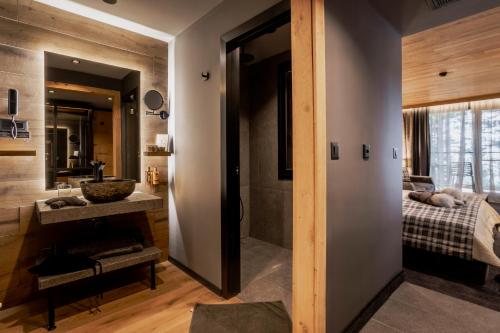 a bedroom with a bed and a bathroom at Kashmir Wellness & SPA Hotel Adults Only in Velingrad