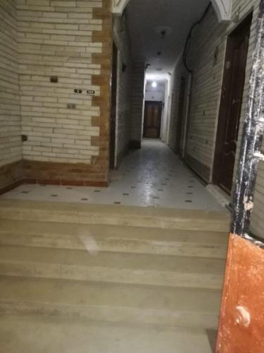 einen leeren Flur mit Treppe in einem Gebäude in der Unterkunft شقة مصيفية العجمى in Alexandria