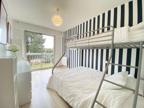 - une chambre avec des lits superposés et un mur rayé dans l'établissement Appartement 2 pièces avec terrasse, garage, et ascenseur, jusqu'à 4 couchages - La Baule Centre - FR-1-245-124, à La Baule